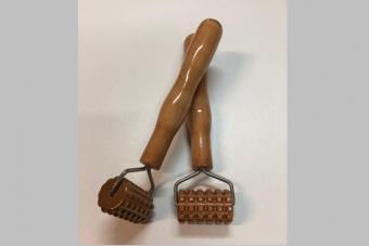 Valjak za lice 4 - AROMABELLA ULJA PREPARATI ZA KOZMETIČKE TRETMANEValjci (oklagije) za maderoterapiju licaAROMABELLA MASSAGE OILSPRODUCTS FOR BEAUTY TREATMENTSMaderotherapy rollers for body cijena, prodaja, Hrvatska Valjak za lice 4 - AROMABELLA ULJA PREPARATI ZA KOZMETIČKE TRETMANEValjci (oklagije) za maderoterapiju licaAROMABELLA MASSAGE OILSPRODUCTS FOR BEAUTY TREATMENTSMaderotherapy rollers for body cijena, prodaja, Hrvatska